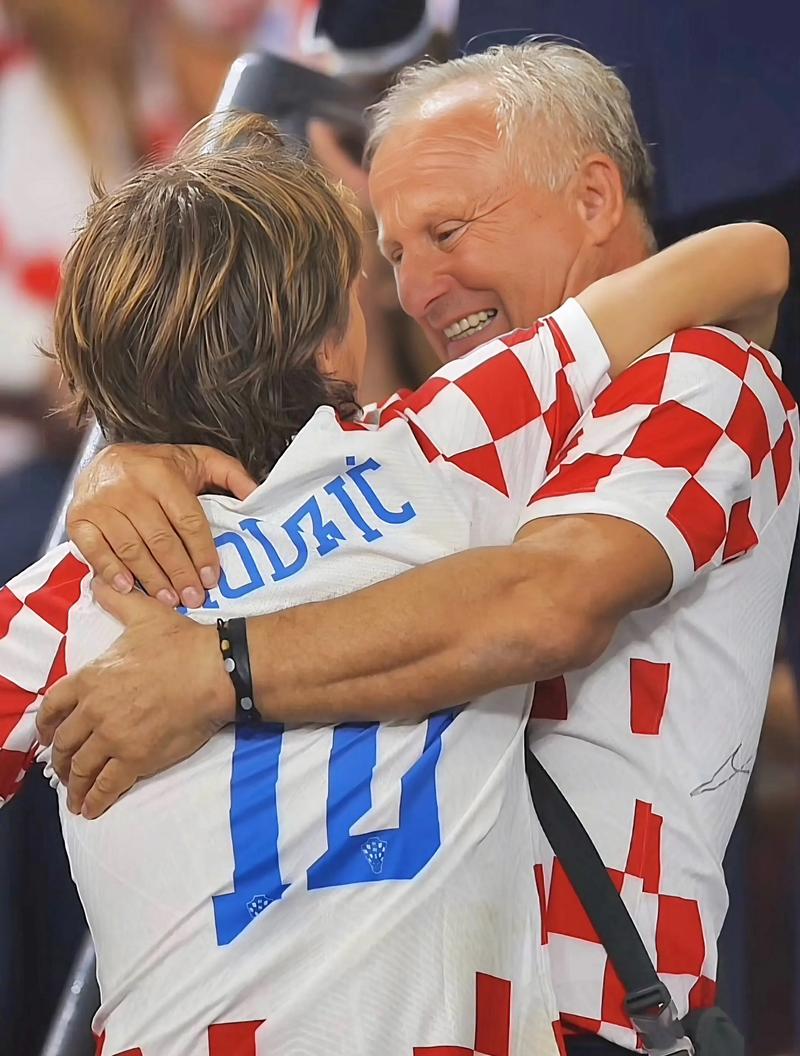 曾经的前场搭档！安东尼和拉什福德拥抱这一刻，你想到了什么？