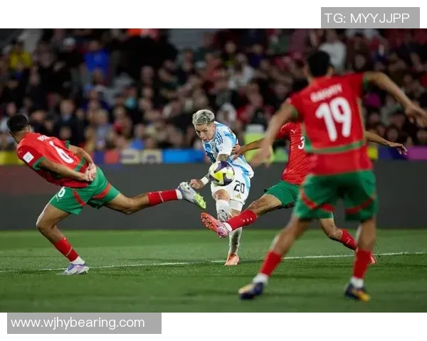 传记作者：亚马尔早期对莱万很不满，后来明白对方是想帮自己